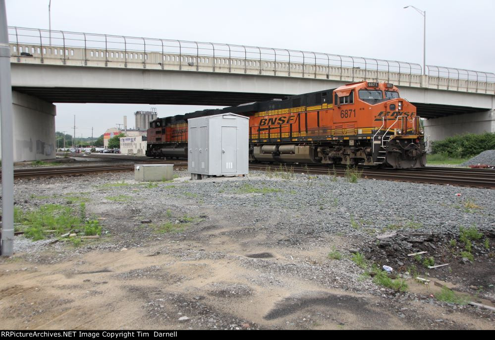 BNSF 6871